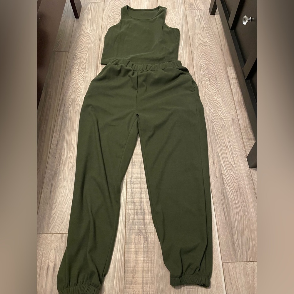 New Green 2 piece loungewear set. Sleeveless top and elastic band sweatpants - L